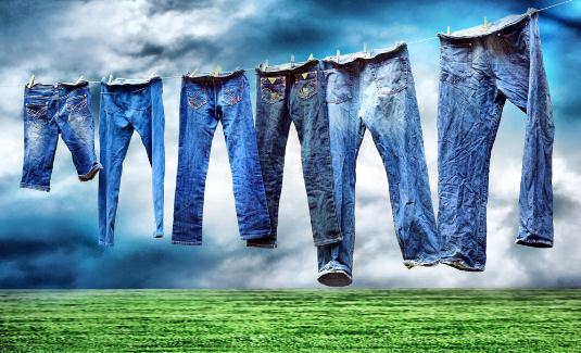 牛仔裤的清洗方法,防止牛仔裤掉色的方法,洗牛仔裤的正确方法,牛仔裤防褪色的方法,叠牛仔裤的方法图解,牛仔裤的洗涤方法,牛仔裤的保养方法,卷牛仔裤的方法,牛仔裤的折叠方
