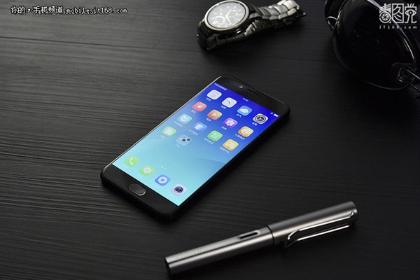  达康书记也爱它 纯黑手机凭啥成为潮流